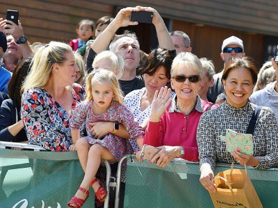 Des admirateurs attendent le prince Harry et sa femme Meghan au zoo de Taronga, le 16 octobre 2018 à Sydney, en Australie - DEAN LEWINS [POOL/AFP]