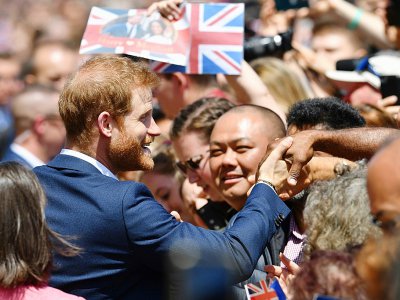 Le prince Harry salue la foule rassemblée devant l'Opéra de Sydney, le 16 octobre 2018 en Australie - SAEED KHAN [AFP]