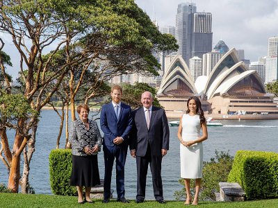 Le prince Harry et son épouse Meghan devant l'opéra de Sydney, avec le gouverneur général Peter Cosgrove et sa femme, le 16 octobre 2018 - Steve Christo [POOL/AFP]