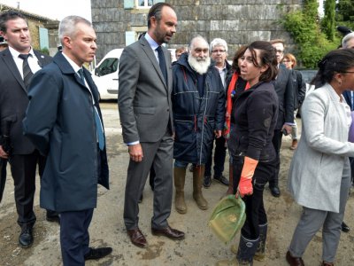 Le Premier ministre Edouard Philippe (c) et le ministre de la Transition écologique François de Rugy (g) rencontre des habitants touchés par les inondations, le 15 octobre 2018 à Villegailhenc, près de Carcassonne, dans l'Aude - Pascal PAVANI [AFP]