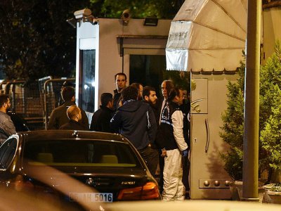 Des policiers turcs et d'autres responsables entrent dans le consulat d'Arabie saoudite à Istanbul, le 15 octobre 2018 - BULENT KILIC [AFP]