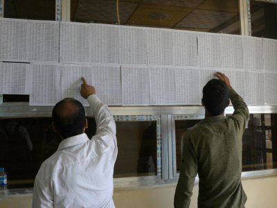 Des Irakiens vérifient une liste de noms affichée dans un bâtiment de l'administration publique à Mossoul, le 19 septembre 2018 en Irak - Zaid AL-OBEIDI [AFP]