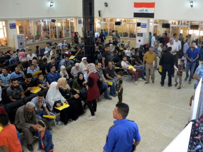 Des Irakiens patientent dans la salle d'attente de l'administration publique de Mossoul, le 19 septembre 2018 en Irak - Zaid AL-OBEIDI [AFP]