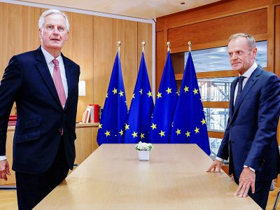 Michel Barnier, négociateur du Brexit pour l'Union Européenne, et Donald Tusk, président du Conseil Européen, le 16 octobre 2018 à Bruxelles - OLIVIER HOSLET [POOL/AFP]