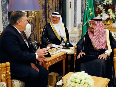Le secrétaire d'Etat américain Mike Pompeo (G) reçu par le roi Salmane (D), le 16 octobre 2018 à Ryad - LEAH MILLIS [POOL/AFP]
