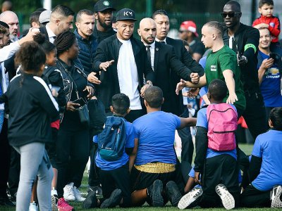 Kylian Mbappé pose pour de jeunes fans, le 17 octobre 2018 à Bondy - FRANCK FIFE [AFP]