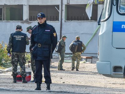 Des enquêteurs relèvent des indices dans l'enceinte du lycée technique, le 18 octobre 2018 à Kerch, en Crimée - Andrey PETRENKO [AFP]