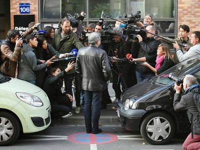 Jean-Luc Mélenchon devant les locaux de la police anticorruption (Oclciff) à Nanterre, avant son audition,  jeudi 18 octobre 2018 - Lionel BONAVENTURE [AFP]