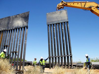 Une vieille portion de la clôture frontalière entre les Etats-Unis et le Mexique est remplacée à Santa Teresa, dans l'Etat du Nouveau-Mexique. Photo prise le 23 avril 2018 - Herika MARTINEZ [AFP/Archives]