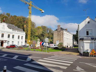 La médiathèque sera construite en face de l'Hôtel de ville après la destruction du bâtiment existant (droite sur la photo). - Gilles Anthoine