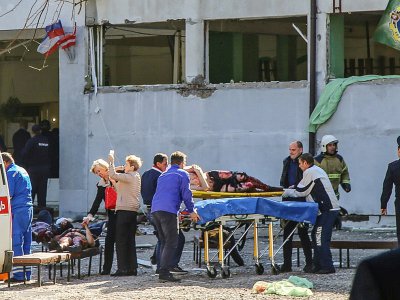 Des sauveteurs évacuent un blessé de la tuerie au lycée polytechnique de Kertch, en Crimée, le 17 octobre 2018 - - [KERCH.FM/AFP]