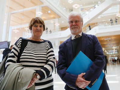 Les parents de Joanna, Roger Parrish (D) et Pauline Sewell à  Paris le 4 mai 2018 - JACQUES DEMARTHON [AFP/Archives]