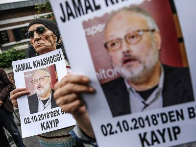 Des manifestants brandissent des portraits du journaliste Jamal Khashoggi devant le consulat saoudien à Istanbul, le 9 octobre 2018 - OZAN KOSE [AFP/Archives]