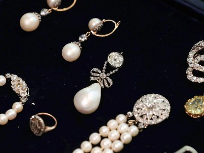 Bijoux ayant appartenu à la reine Marie-Antoinette de France, chez Sotheby's à Londres le 19 octobre 2018 - Daniel LEAL-OLIVAS [AFP]