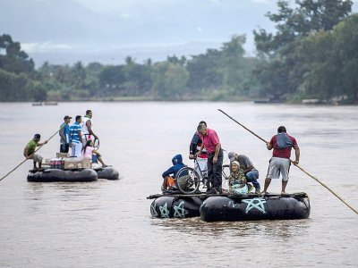 Des migrants honduriens franchissent le fleuve  Suchiate, à la frontière entre le Guatemala et le Mexique pour éviter les contrôles - PEDRO PARDO [AFP]