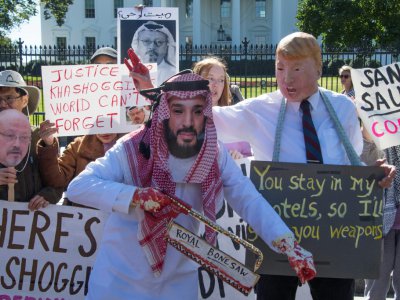 Des manifestants portant des masques de Donald Trump et du prince saoudien Mohammed ben Salmane rassemblés devant la Maison Blanche pour demander justice dans la disparition du journaliste saoudien Jamal Khashoggi, le 19 octobre 2018 à Washington - Jim WATSON [AFP]