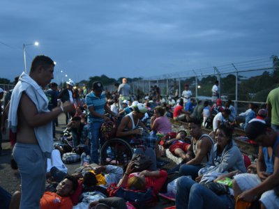 Des migrants honduriens en route vers les Etats-Unis se reposent à la fontière avec le Mexique, le 19 octobre 2018 à Tecun Uman, au Guatemala - JOHAN ORDONEZ [AFP]