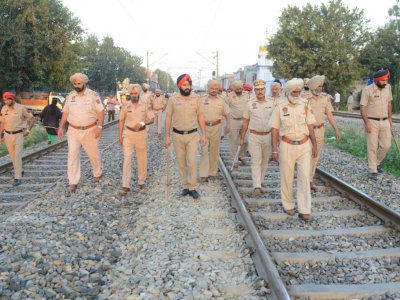 Des policiers sur les lieux d'un accident, après qu'un train a percuté une foule présente sur les rails, le 20 octobre 2018 près d'Amritsar, en Inde - NARINDER NANU [AFP]