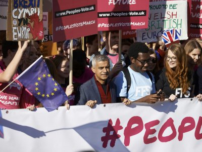 Le maire de Londres Sadiq Khan se joint aux manifestants réclamant un second vote sur le Brexit, à Londres, le 20 octobre 2018 - NIKLAS HALLE'N [AFP]