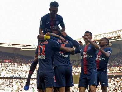 La joie des Parisiens qui congratulent le capitaine Marquinhos après avoir ouvert le score contre Amiens au Parc des Princes, le 20 octobre 2018 - Anne-Christine POUJOULAT [AFP]