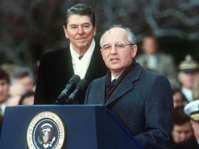 Le président américain Ronald Reagan et le dirigeant soviétique Mikhaïl Gorbatchev lors d'un sommet sur l'armement nucléaire à Washington le 8 décembre 1987. - JEROME DELAY [AFP]