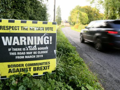 Une affiche avertissant des conséquences possibles du Brexit sur une frontière entre l'Irlande du nord et la République d'Irlande, le 27 septembre 2018 à Clones - PAUL FAITH [AFP/Archives]