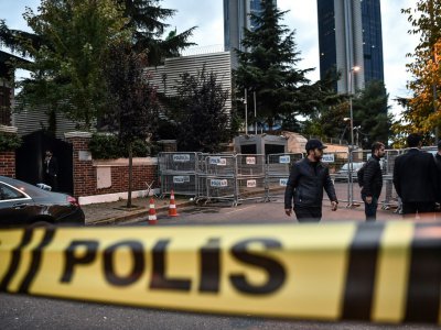 Des policiers turcs devant le consulat saoudien, le 15 octobre 2018 à Istanbul - OZAN KOSE [AFP/Archives]