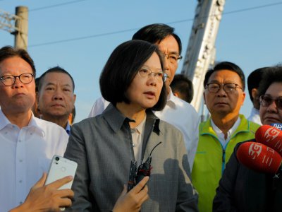 La présidente de Taïwan Tsai Ing-wen (c) à la gare de Xinma, le 22 octobre 2018 au lendemain d'un déraillement de train - Daniel Shih [AFP]