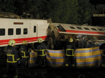 Des pompiers et sauveteurs sur les lieux d'un déraillement de train, le 21 octobre 2018 à Yilan, à Taïwan - Daniel M Shih [AFP]