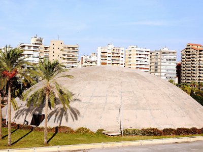 Le dôme en béton du théâtre expérimental conçu par le Brésilien Oscar Niemeyer à Tripoli, le 3 octobre au Liban - ANWAR AMRO [AFP]