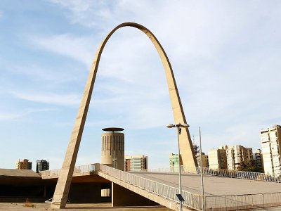 Une arche du site conçu par Niemeyer dans les années 60, le 3 octobre 2018 à Tripoli, au Liban - ANWAR AMRO [AFP]