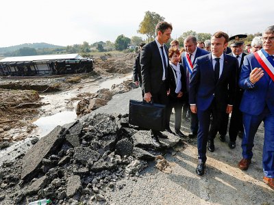 Emmanuel Macron en visite à Villalier, commune de l'Aude touchée par les inondations, le 22 octobre 2018 - Guillaume HORCAJUELO [POOL/AFP]