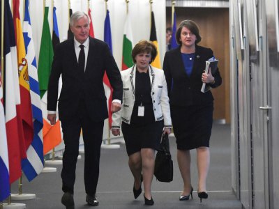 Arlene Foster, cheffe de file du DUP (à droite), accompagnée de la députée européenne du DUP Diande Dodds (au centre) et du négociateur du Brexit pour l'UE, Michel Barnier, le 9 octobre 2018, à Bruxelles - Emmanuel DUNAND [POOL/AFP/Archives]