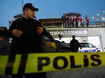 La police turque encercle un parking souterrain à Istanbul dans le cadre de l'enquête sur le meurtre du journaliste saoudien Jamal Khashoggi, le 22 octobre 2018. - OZAN KOSE [AFP]