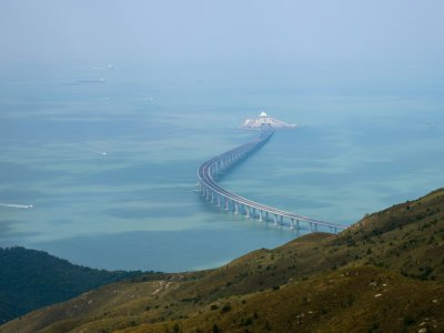 Une section du pont vue depuis l'île de Lantau à Hong Kong, le 7 octobre 2018 - ANTHONY WALLACE [AFP/Archives]