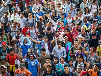 Des migrants en route vers les Etats-Unis sur la route qui relie Ciudad Hidalgo à Tapachula, au Mexique, le 21 octobre 2018 - Pedro Pardo [AFP]