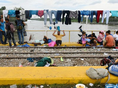 Le Mexique a autorisé lundi soir environ 400 migrants, massés depuis vendredi sur un pont frontalier avec le Guatemala, à entrer sur son territoire - ORLANDO SIERRA [AFP]