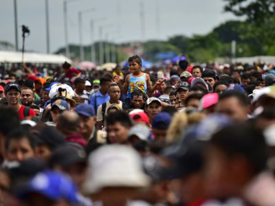 Des migrants honduriens en route pour les Etats-Unis, sont rassemblés à la frontière entre le Guatemala et le Mexique le 19 octobre 2018 - Pedro Pardo [AFP]