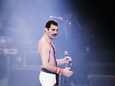 Freddie Mercury, le chanteur du groupe Queen, durant un concert à Paris, le 18 septembre 1984 - Jean-Claude COUTAUSSE [AFP/Archives]