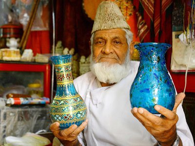 Le sultan Ahmad Hamidi, 78 ans, vend des vases, des bols et des gobelets en verre à Herat, en Afghanistan, le 2 août 2018 - HOSHANG HASHIMI [AFP]