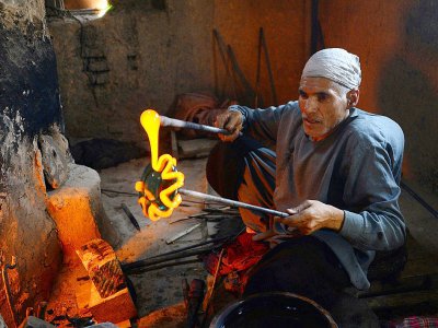 Ghulam Sakhi travaille le verre dans son atelier à Herat en Afghanistan, le 2 août 2018 - HOSHANG HASHIMI [AFP]