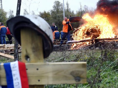 Des salariés et syndicalistes de l'aciérie Ascoval brûlent des pneus lors d'une manifestation devant l'usine de Saint-Saulve, le 24 octobre 2018 - FRANCOIS LO PRESTI [AFP]