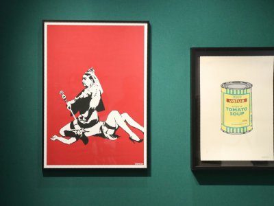 Les œuvres "Queen Vic" et "Soup can yellow" réalisées par l'artiste britannique Banksy exposées à la vente chez Artcurial à Paris, le 24 octobre 2018 - JACQUES DEMARTHON [AFP]