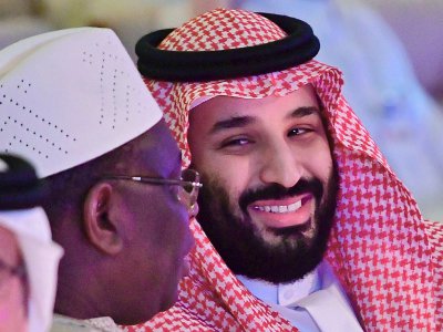 Le prince héritier saoudien Mohammed ben Salmane (D) discute avec le président du Sénégal Macky Sall lors d'un forum économique à Ryad le 24 octobre 2018 - GIUSEPPE CACACE [AFP]