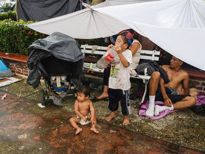 Des enfants, présents parmi les migrants honduriens, se reposent à Mapastepec (sud du Mexique), le 24 octobre 2018. - Johan ORDONEZ [AFP]