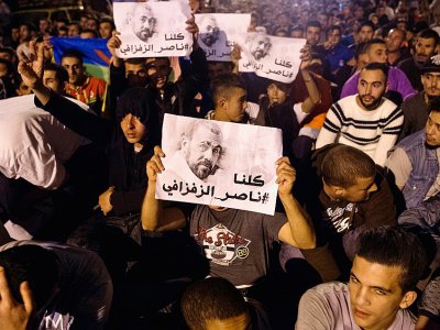 Des manifestants brandissent le portrait de Nasser Zefzafi, leader du mouvement de contestation dans la région du Rif, le 29 mai 2017 à Al-Hoceïma, au Maroc - FADEL SENNA [AFP/Archives]