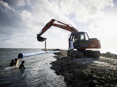 Installation de conduites provisoires pour les eaux usées, le 26 octobre 2018 sur l'île Boracay, aux Philippines - NOEL CELIS [AFP]