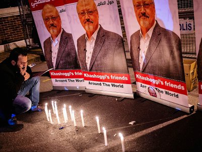 Des bougies devant des portraits du journaliste Jamal Khashoggi lors d'une manifestation devant le consulat saoudien à Istanbul, le 25 octobre 2018 - Yasin AKGUL [AFP]