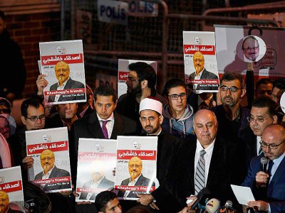 Des manifestants brandissent des portraits du journaliste Jamal Khashoggi devant le consulat saoudien à Istnabul, le 25 octobre 2018 - BULENT KILIC [AFP]