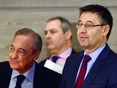 Le président du Real Florentino Perez (g) et du Barça Josep Maria Bartomeu, le 24 janvier 2017 à Madrid - GERARD JULIEN [AFP/Archives]